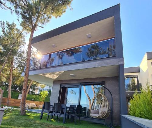 Kadnlar Denizi Mahallesi Villa | Özel havuz ve deniz manzaralı yeni villa