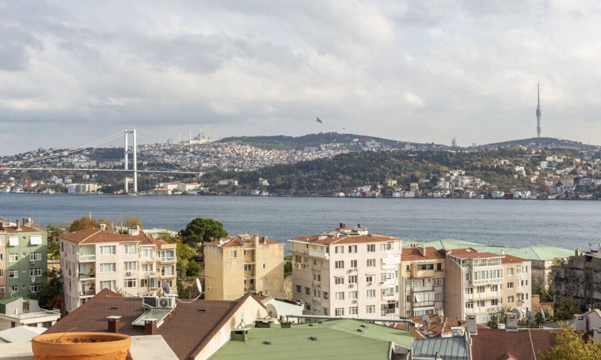 Besiktas Apartment | Delightful Besiktas Apartment with Scenic Terrace