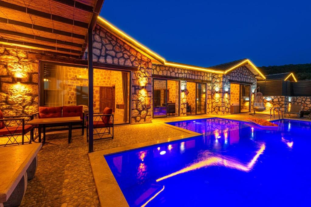 Faralya Villa | Kalkan'da 2 Yatak Odalı Jakuzili Villa-Villa Seabird