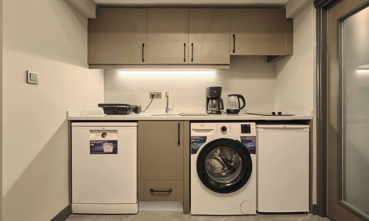 Kadikoy Apartment | Modern 2BR Living Areas, 2 Baths, Kadıköy,