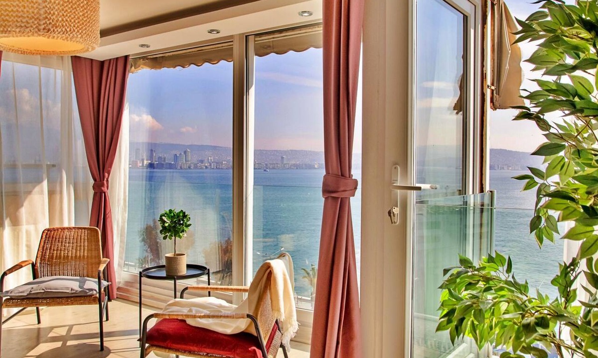 Karsiyaka Apartment | Peaceful Retreat with Beautiful Sea Views