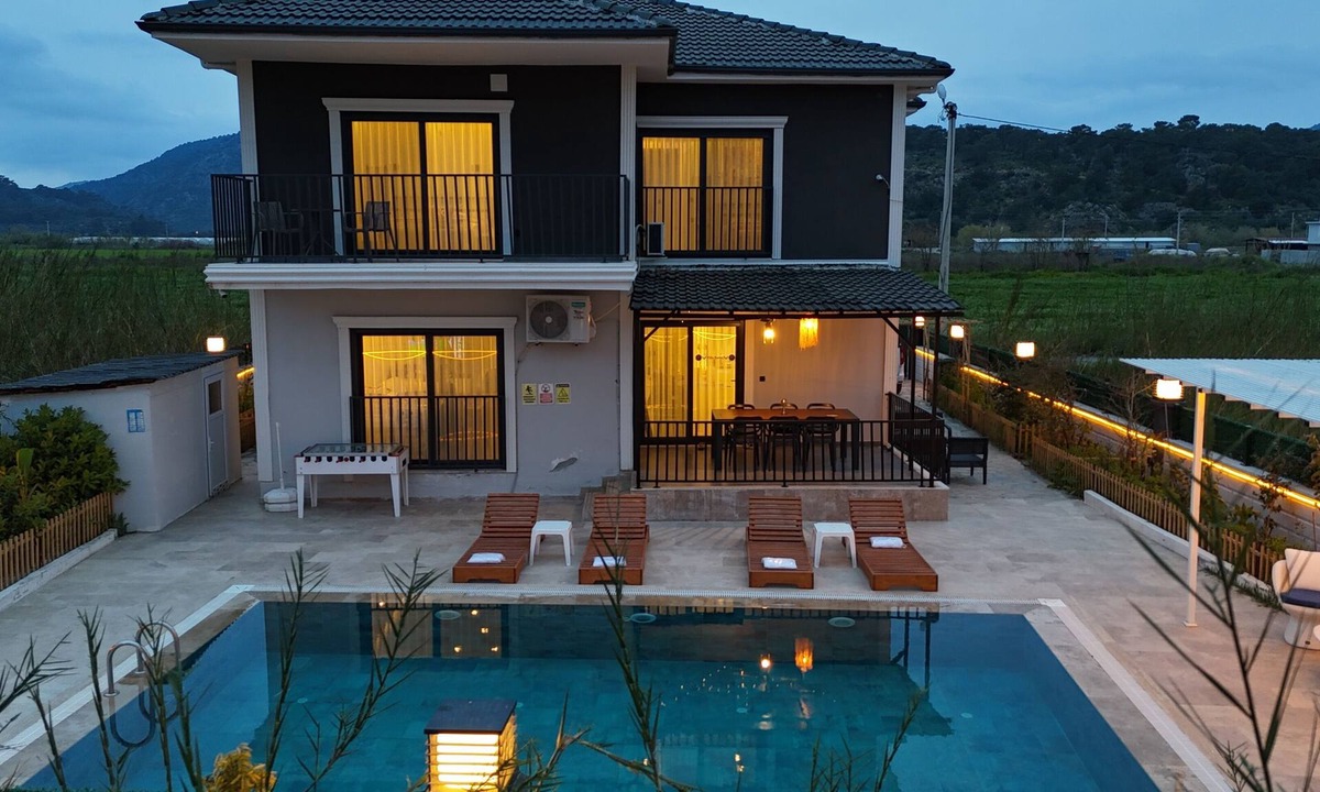 Ortaca Villa | Spacious 6 bedroom villa in brilliant Ortaca with AC