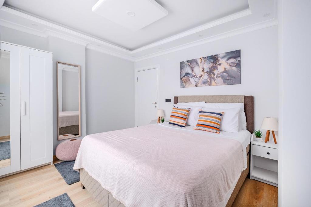 Sisli Apartment | Stylish Urban Stay Wi-Fi Elevator