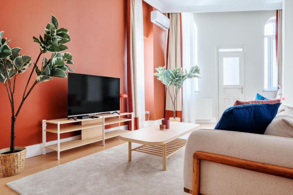 Tophane Apartment | Vibrant Istanbul Retreat with Balcony