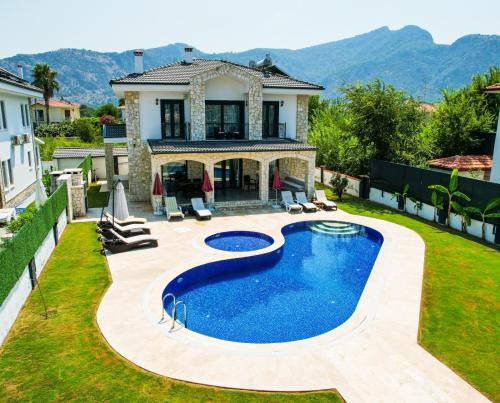 Dalyan Villa | Villa-Sleeps 9-Parking-Pool-Bbq-Hot tub-Pets