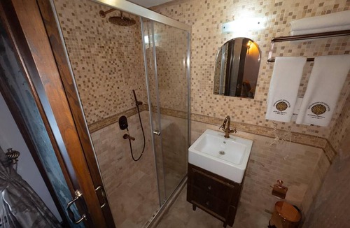 Cesme Hotel | Çeşme Merkezde Marina Karşısı Tarihi Kervansaray Antique Hotel