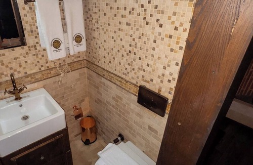 Cesme Hotel | Çeşme Merkezde Marina Karşısı Tarihi Kervansaray Antique Hotel