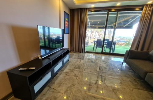 Kadnlar Denizi Mahallesi Villa | Özel havuz ve deniz manzaralı yeni villa