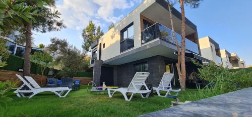 Kadnlar Denizi Mahallesi Villa | Özel havuz ve deniz manzaralı yeni villa
