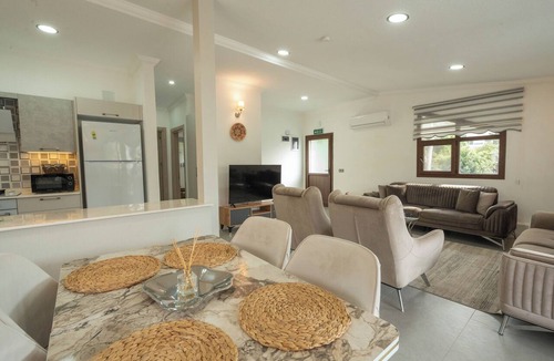 Icmeler City Center Apartment | Beach Suite L Penthouse İcmeler