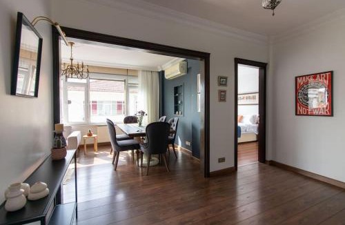 Moda Apartment | Bright Vibrant 3BR Haven near Sea and Prime Locale
