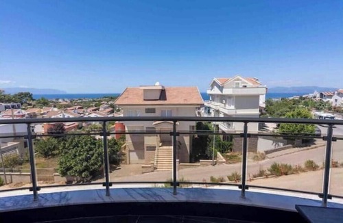 Kadnlar Denizi Mahallesi Apartment | Charming 2-bedroom apartment in fabulous Aydın with AC