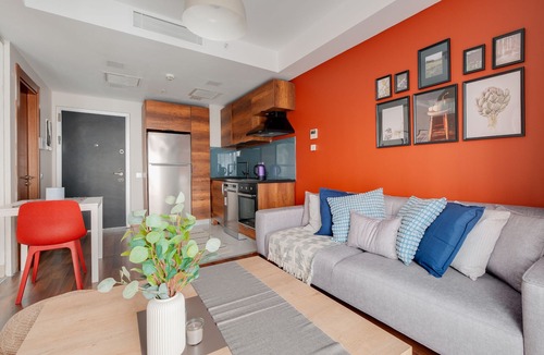 Sisli Apartment | Comfortable AC Residence Steps from Bomontiada