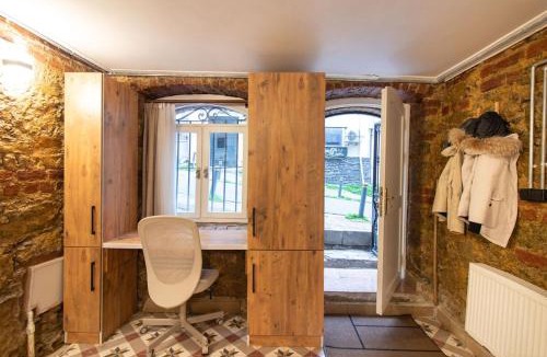 Moda Apartment | Cozy and Cool Brick-Wall 1BR in Heart of Moda