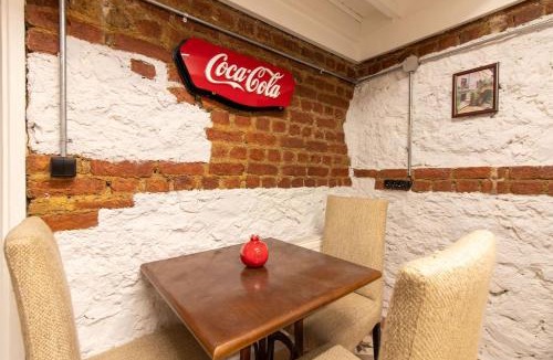 Moda Apartment | Cozy and Cool Brick-Wall 1BR in Heart of Moda