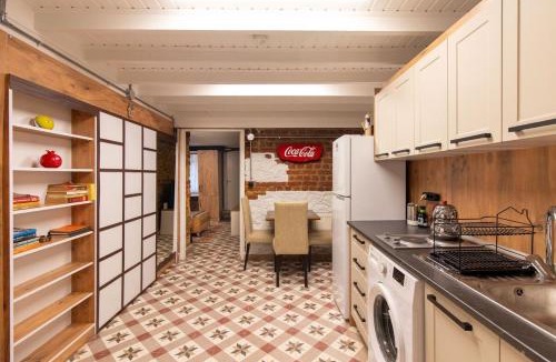Moda Apartment | Cozy and Cool Brick-Wall 1BR in Heart of Moda