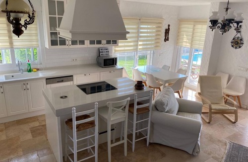 Ildır Koyu House | De'Lale Villa Vacation Home with Stunning Views and a Pool in Izmir Reisdere