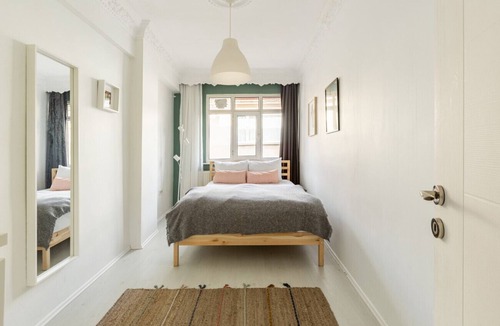 Besiktas Apartment | Delightful Besiktas Apartment with Scenic Terrace
