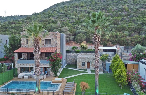 Torba House | doğayla iç içe,taş mimarisi ve modern detayları ile dikkat çeken bir şık ev.