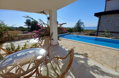 Alanya House | Fully equipped villa with a private pool, hot tub, garden, and fireplace in the mountains
