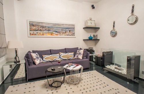 Sultanahmet House | House with 180 m2 over 3 floors and 60m2 terrace with a seaview