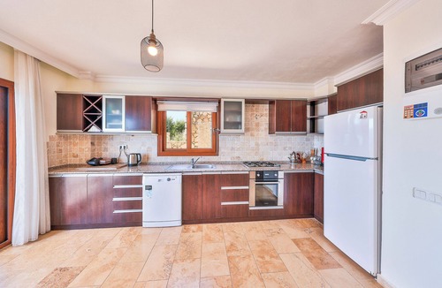 Kalkan Villa | Kalkan Merkezde sırtını yeşil doğaya dayamış Villa Değerli.