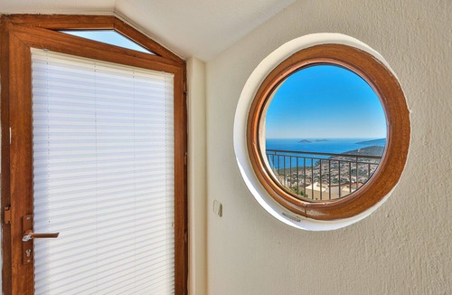 Kalkan Villa | Kalkan Merkezde sırtını yeşil doğaya dayamış Villa Değerli.