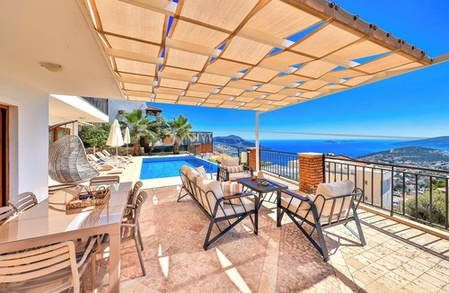 Kalkan Villa | Kalkan Merkezde sırtını yeşil doğaya dayamış Villa Değerli.