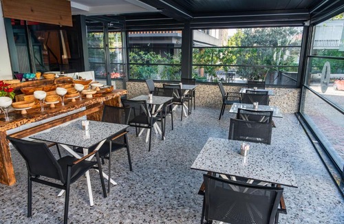 Eski Lara Hotel | Lucky Monkey Midi Hotel