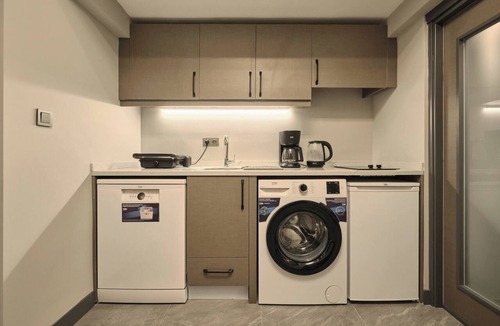 Kadikoy Apartment | Modern 2BR Living Areas, 2 Baths, Kadıköy