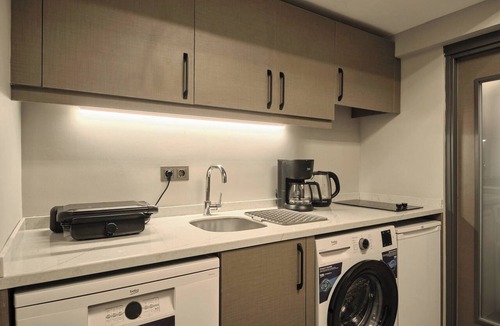 Kadikoy Apartment | Modern 2BR Living Areas, 2 Baths, Kadıköy