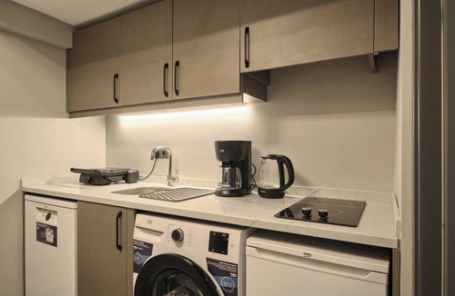 Kadikoy Apartment | Modern 2BR Living Areas, 2 Baths, Kadıköy