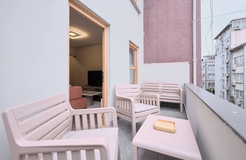 Kadikoy Apartment | Modern 2BR Living Areas, 2 Baths, Kadıköy,