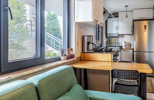 Maltepe Apartment | Modernly Designed Flat Near Metro in Maltepe
