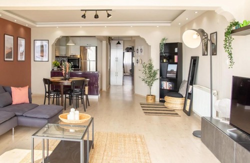 Bostanlı Mahallesi Apartment | Peaceful Retreat with Beautiful Sea Views