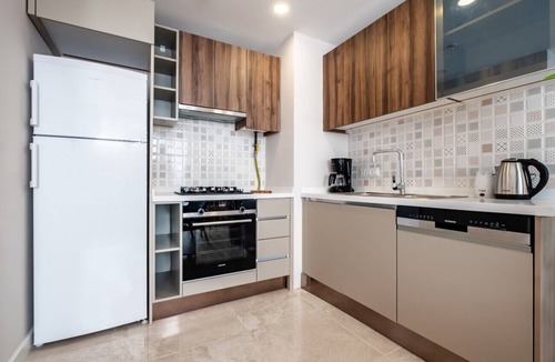 Celiktepe Mahallesi Apartment | Sleek Flat with Terrace close to Sapphire Mall