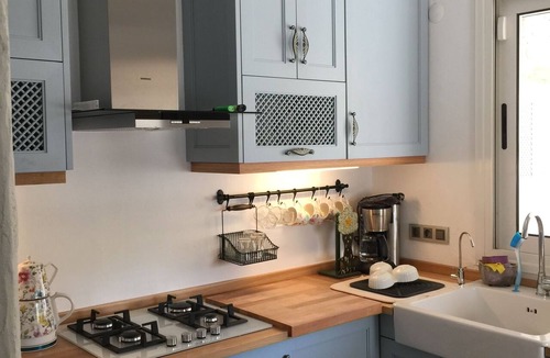 Ilica House | Spacious 4-bedroom home-sleeps 9 with AC in all rooms-3 minutes from the sea!