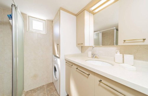Guzeloba Mahallesi Apartment | Spacious Apartment near Lara Beach in Muratpasa