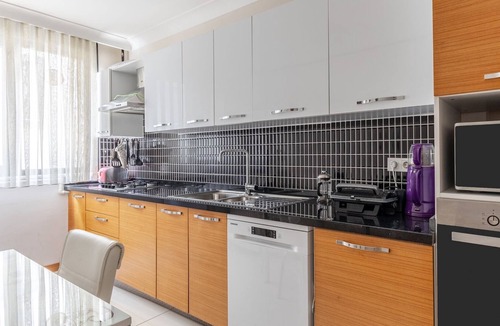 Maltepe Apartment | Stunning Coastal Retreat 10 min to Bagdat Avenue-