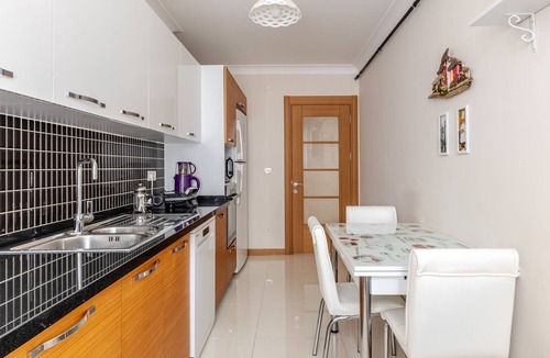 Maltepe Apartment | Stunning Coastal Retreat 10 min to Bagdat Avenue-