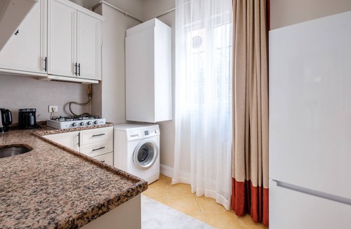 Galata Apartment | Stylish Balcony Suite Near Taksim