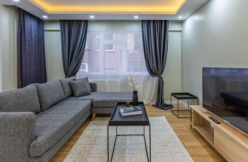 Maltepe Apartment | Stylish Flat near Public Transportation in Maltepe