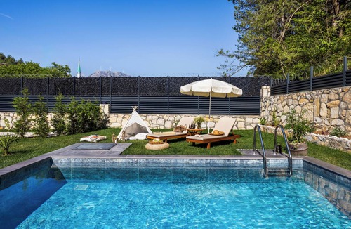 Geyve House | The Boho Geyve | Isıtmalı Havuzlu & Şömineli Tatil Evi
