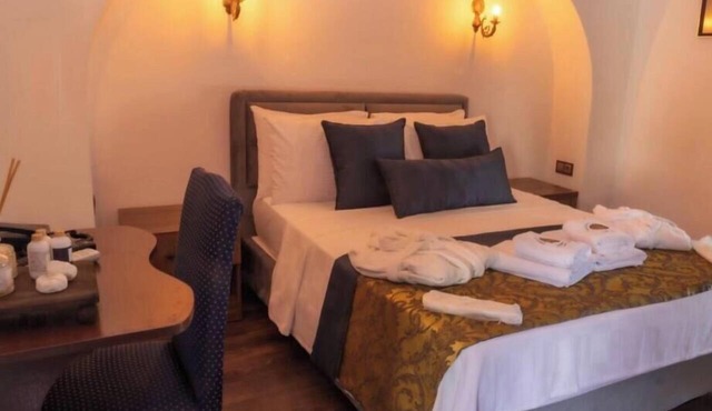 Çeşme Merkezde Marina Karşısı Tarihi Kervansaray Antique Hotel