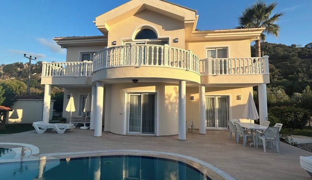 A 3-bedroom villa within in the popular Maras district