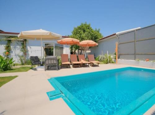Aloanda Holiday House with Swimming Pool