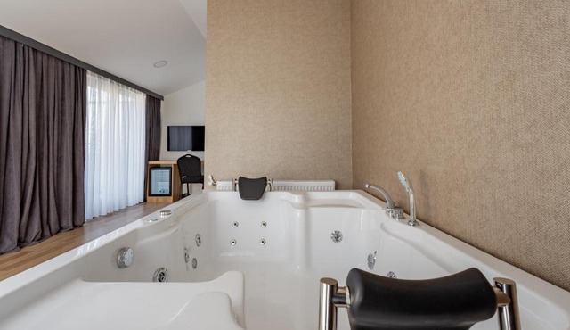 Atm Suit Otel