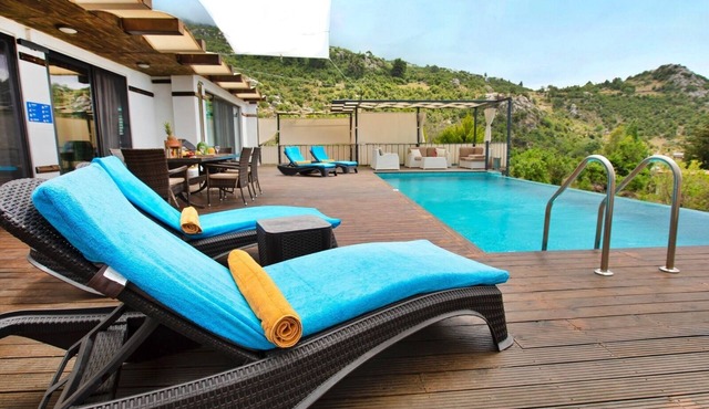Contemprorary 205 m2 Villa and 135 m2 wooden deck around pool in islamlar