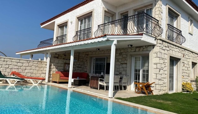De'Lale Villa Vacation Home with Stunning Views and a Pool in Izmir Reisdere in Izmir
