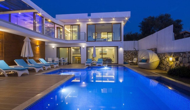 Fabulous Villa for 7 with Secluded Outdoor, Heated Indoor Pool, & Sauna